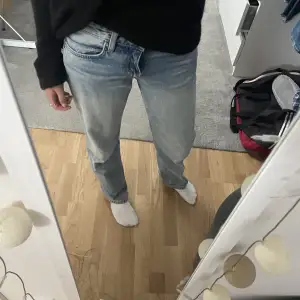 skit snygg lågmidjade jeans från weekday som inte kommer till användning längre😘