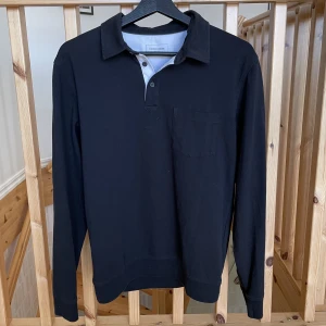 Svart Rugbytröja Dressman - Tja! Säljer nu min svarta Rugbytröja från Dressman. Skick:9/10. Storlek: S. Nypris: 500kr. Kontakta mig för fler bilder eller info!