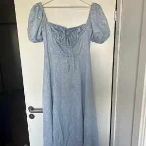 En blå lång blommig klänning från Shein, helt ny, står inte storlek men skulle säga s/m, samma modell som sista bilden. 