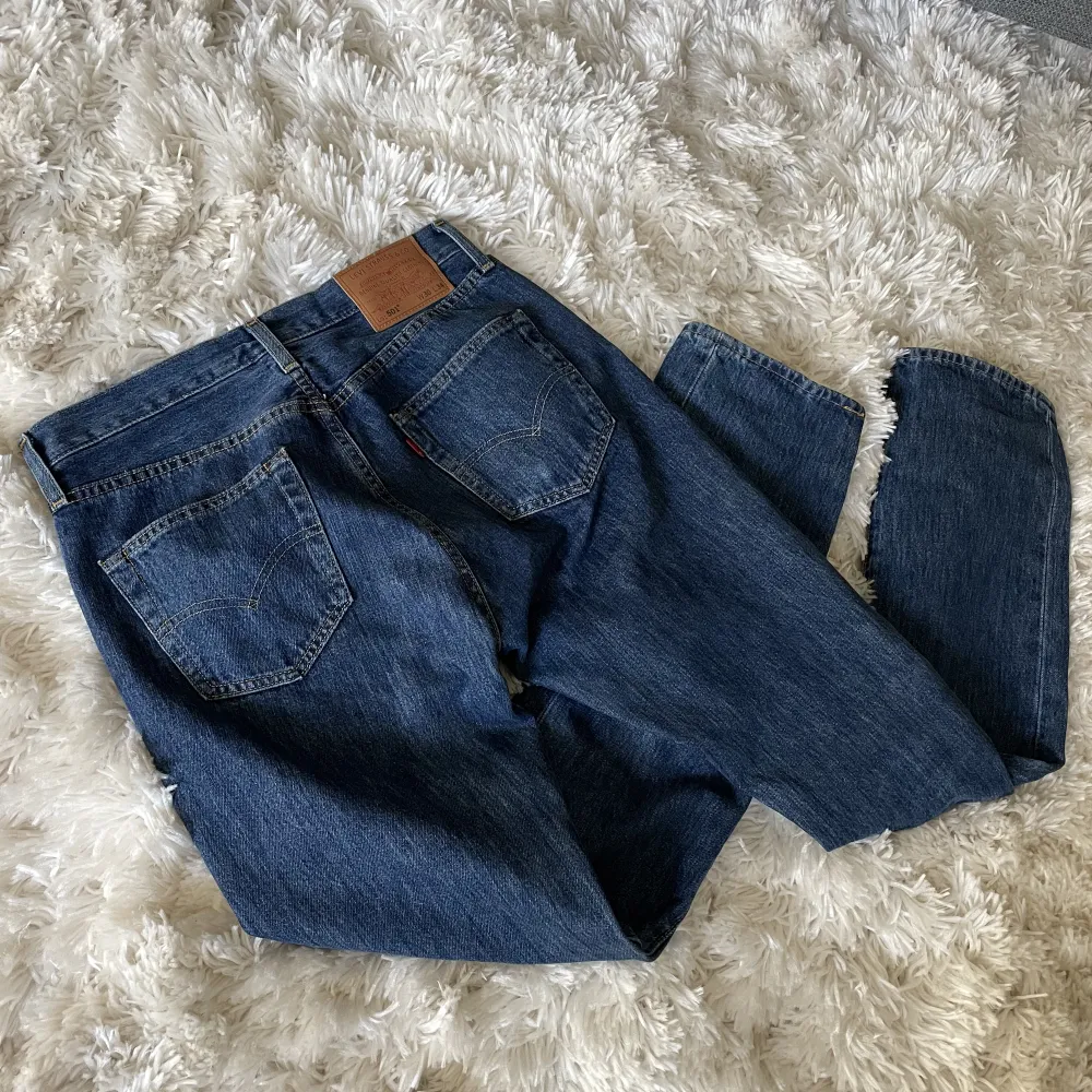 Säljer dessa skitsnygga lewis jeans för att de inte kommer till användning. Inga fläckar! Skriv privat för fler bilder💕🫶. Jeans & Byxor.