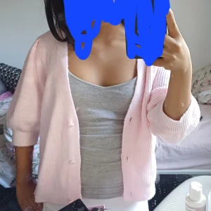 Snygg stickad tröja  - Rosa tröja från PIECES💓