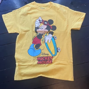 disney mickey mouse t shirt!! - en asfet tisha som jag säljer eftersom jag knappt använder den.  sitter väldigt baggy på mig som är storlek xs/s. köpt på beyond retro för 450 kr. kontakta gärna innan ni köper!
