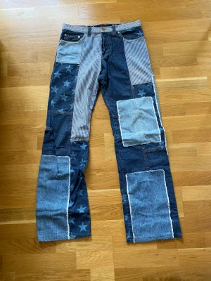 Unika jeans från Dolce Gabbana - Så coola och unika jeans från Dolce & Gabbana. Köpta second hand. De är märkta storlek 30 och passar någon som har typ 38 i byxor. Jag är 169 cm och de är perfekt längd på mig. Längd innerbenet 81 cm. Midja 80 cm.