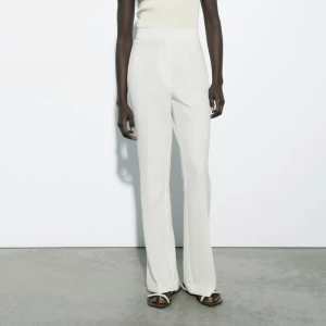 Kostymbyxor  - Säljer dessa vita kostymbyxor från zara, endast använda vid 1 tillfälle. Superfint skick!