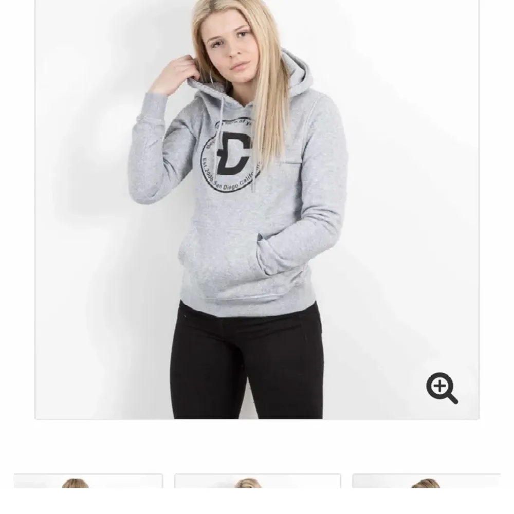En grå dirtcült hoodie med VIT text, alltså inte svart som på bilden. Knappt använd, väldigt bra skick. (nypris ca 600 kr) Frakt 59 kr . Hoodies.