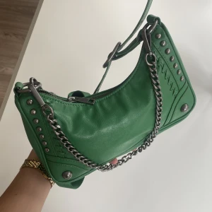 Grön axelväska - Trendig axelväska från Zara som använts ett fåtal gånger✨