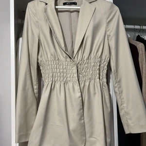 Kavaj  - Tunnare kavaj från ginatricot. Mycket bra skick. 