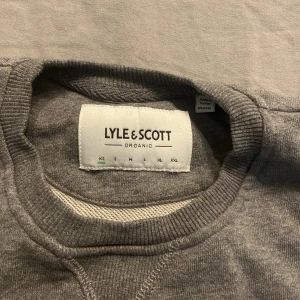 Lyle&scott crewneck grå - Sjukt snygg stilren Lyle&scott crewneck tröja. Väldigt bra skick 9/10 