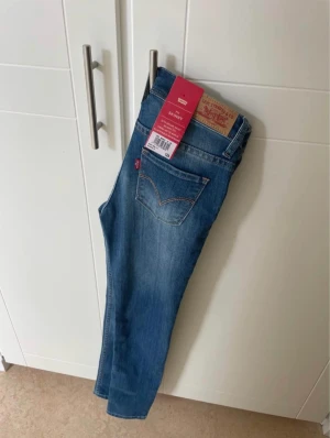 Levis jeans strl 12 år  - Modell Slim. Oanvända, lappar kvar.