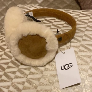 Oanvända öronmuffar från Ugg! - Oanvända öronmuffar från märket UGG! Nypris 839kr  Aldrig använda, nya med tag Fårskinn och färgen chestnut 