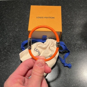 LV armband  - LV armband som syns på bilden inget fel 9,5/10 priset kan Så klart diskuteras vid snabb affär