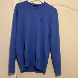 Polo Ralph Lauren tröja - Medel blå polo tröja i 9/10 skick,5%kashmir och 95% bomull. Nypris ca 1,6 tusen kronor,jag säljer för 650. Använd 2 gånger