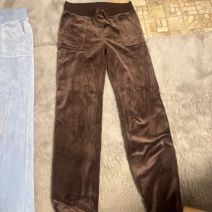 Juicy byxor  - Säljer nu mina juicy couture byxor vart jag inte alls använt dom. Dom är helt nya närmast och väldigt mjuka dom är i storlek S och jag är 168 och dom passar hur bra som helst. 