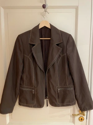 Brun jacka  - Köpt second hand men aldrig använd av mig. Super fint skick 