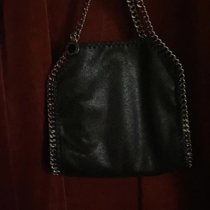 stella mccartney - Intressekoll på min älskade Stella väska! Den är hur fin som helst som nu använd några få gånger. Vill köpa den i en annan färg då jag har fler väskor i svart! Men vill se vad jag kan få för den så kom gärna med prisförslag! Skriv gärna vid funderingar 💕