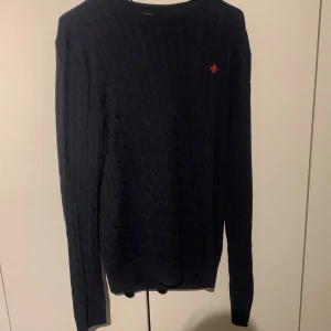 Kabelstickad morris tröja - Inga täcken på användning. Stilig merino tröja från morris säljs då den inte kommer timm användning 