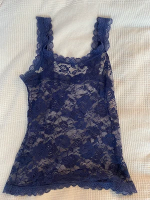 Spets linne - Säljer det här super fina spetslinne man kan ha under en croppad T-shirt som är väldigt trendigt just nu💗då jag bor väldigt nära Coop kan jag skicka iväg den väldigt snabbt