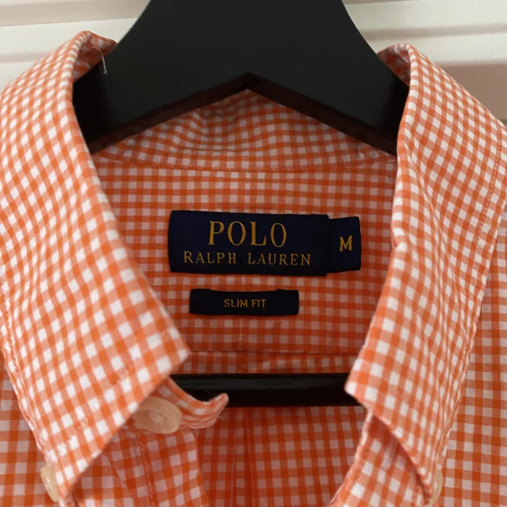 Tjena! Säljer nu min ralph lauren skjorta då den börjar bli lite liten. Den är köpt på nlyman för 1295 kr förra hösten. Det är storlek M på skjortan som passar för S också. Om man är mellan S-M så funkar den perfekt.  Hör av dig vid intresse! Mvh Albin. Skjortor.