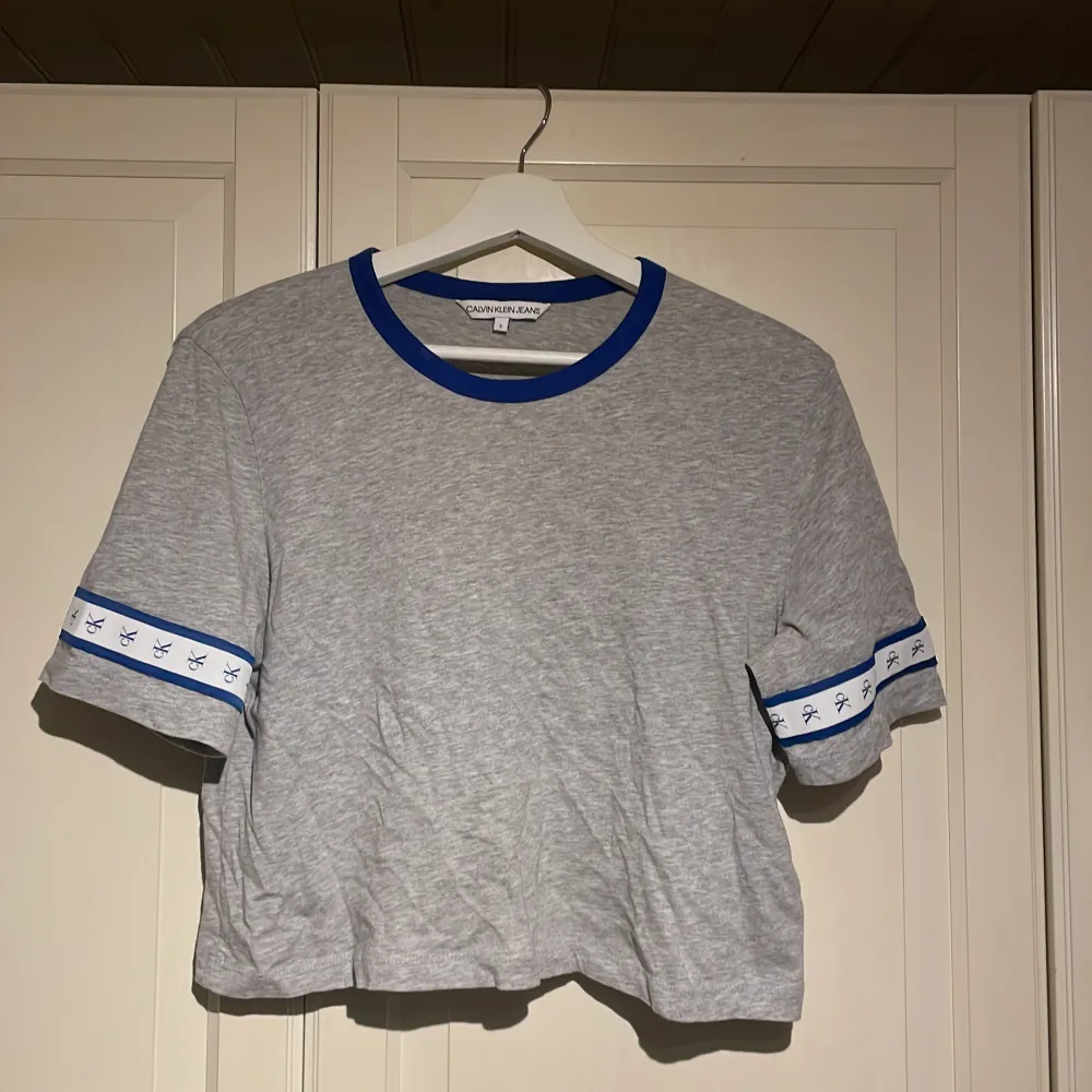 T-shirt i märket Calvin Klein.  Storlek S/Small. Köpt för 499kr, men den är använd en del så säljer för 159kr.  Väldigt skön o fin tröja.. T-shirts.