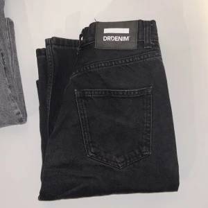 Dr Demin jeans  - Jeans i modellen Echo från dr demin, inga synliga defekter med undantaget att de inte är svart svarta längre, se bild. Pris går att diskutera💞 Nypris: 699kr