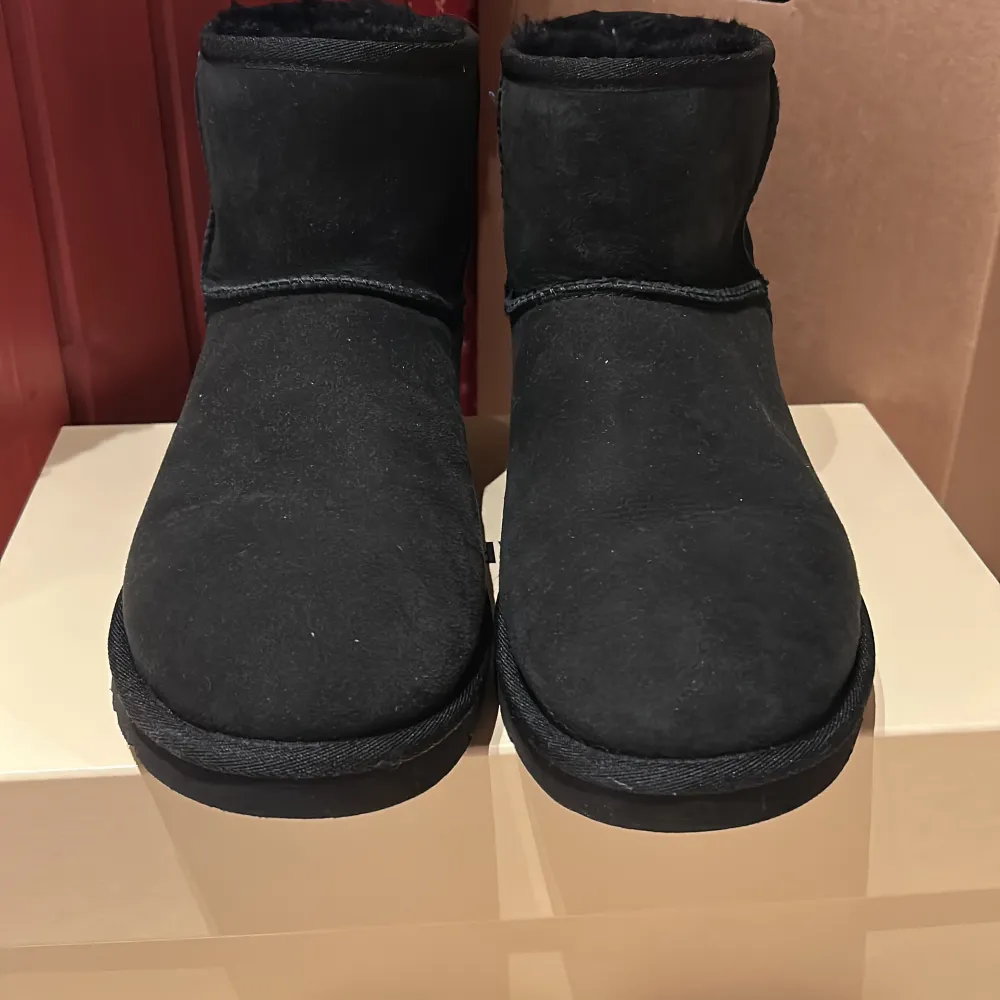 Herr Uggs i storlek 43! Knappt använda se bild på sula.  Passar storlek 42-44 supersköna o varma! Fler bilder finns och kom med bud i Pm! :)). Skor.