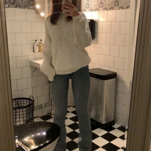 Vit stickad tröja - Ganska tunn, men mjuk och skön. Sticks ej. Använd fåtal gånger. Går att ha under jacka osv pga att den inte är så tjock i materialet. Jättesöt och mysig tröja! 💕