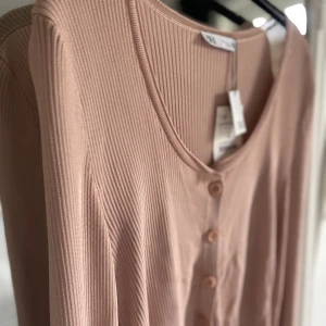Zara ribbad tröja - Storlek L. Aldrig använd, tags kvar!