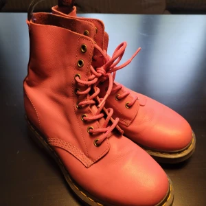 Dr martens - Skorna är knappt använda och passar mig med stl 39-40