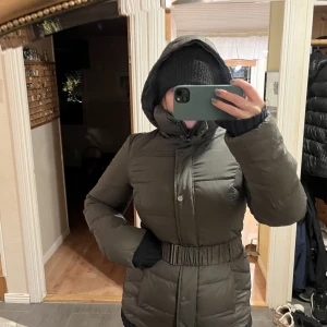 Dunjacka - Snygg dunjacka köpt på Esprit för nått år sedan! Varm och skön. Säljes pga för liten. Aldrig använd. 