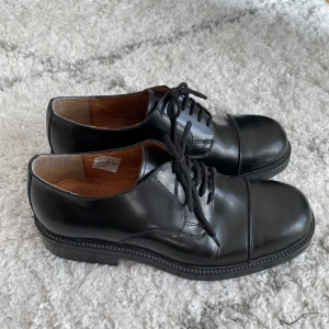 Mary jane skor - Mary jane likanande skor i jättefint skick, knappt använda! Märket är J.P.W och köps via köp nu <3