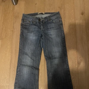Lågmidjade jeans - Säljer dessa jeansen då dom inte passar mig längre, skriv om ni har några funderingar! Tryck gärna på ”köp nu”