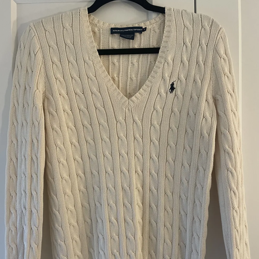 Säljer denna fina Ralph Lauren tröjan då den inte kommer till användning. Använd typ 2 gånger så i ett väldigt fint skick. Storlek M på lappen men passar XS och S också💗. Tröjor & Koftor.