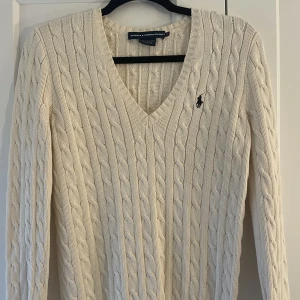 Ralph Lauren tröja - Säljer denna fina Ralph Lauren tröjan då den inte kommer till användning. Använd typ 2 gånger så i ett väldigt fint skick. Storlek M på lappen men passar XS och S också💗
