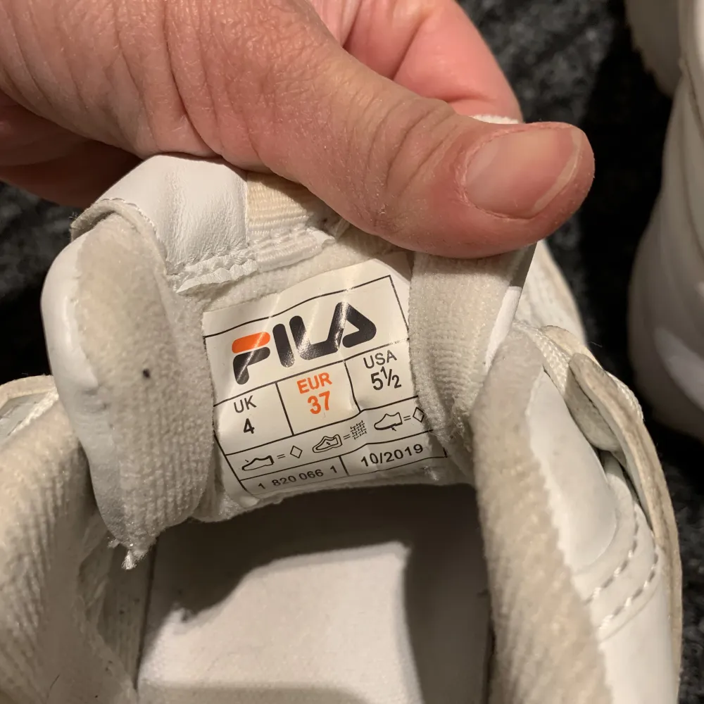 Super fint skick endast använda 2-3 gånger Fila sneakers i storlek 37. Skor.