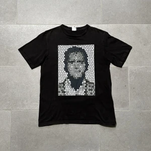 Number (N)ine 2001 Mosaic T-Shirt - Mer info på vår hemsida!