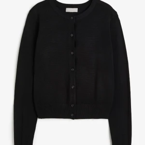 Svart kofta - Säljer min svarta kofta från H&M i storlek S, den är använd ett fåtal gånger och är i bra skick💕Säljer pågrund av att den inte används. Skriv för fler bilder🩷