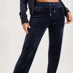 Juicy byxor - Säljer mina mörkblåa Juicy byxor, inga tecken på användning förutom lite nertrampade. Kan också byta mot ett par i XS 