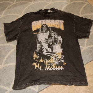 T-shirt - Häftig outkast t-shirt, har fått den begagnad så jag vet inte riktigt hur använd den är. Xxs men kan även passa s eller m. Skriv för fler bilder🥰