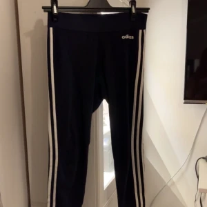 Adidasthights - Mörkblå adidastights. Använda en gång. 