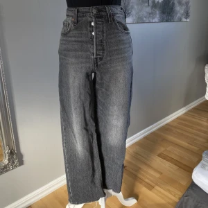 Levis ribcage straight  - Gråa Levis jeans som tyvärr är förstora. Jeansen är avklippta och den inre benlängden är 62cm 💛
