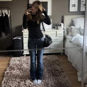 Säljer mina snygga jeans med rhinestones. Jeansen är midwaist och bootcut❤️knappen är lite lös men den är byggd så ❤️Vissa av diamanterna har ramlat av men inget som syns om man vill ha bild så är det bra att fråga ❤️lägg gärna pris förslag ❤️