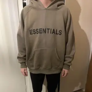 Essentials hoodie  Köpt för 2500kr på merchsweden.  Storlek medium 