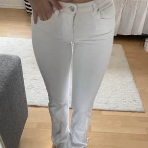 Vita utsvängda jeans från Mango, i storlek 34 - Super fina utsvängda (bootcut) jeans! Storlek 34.  Har endast använt dem ca 3 gånger så de är som nya!  Orginal pris 499kr men säljer för 189kr💓