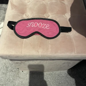 Sovmask med text - Skön att sova med om man inte vill vakna av att ha ljus i sitt rum. Fick som en present i en del av ett paket förut från Libresse. Använd fåtal gånger men syns inte. Ganska stretchig och går att ändra ”storleken”. 