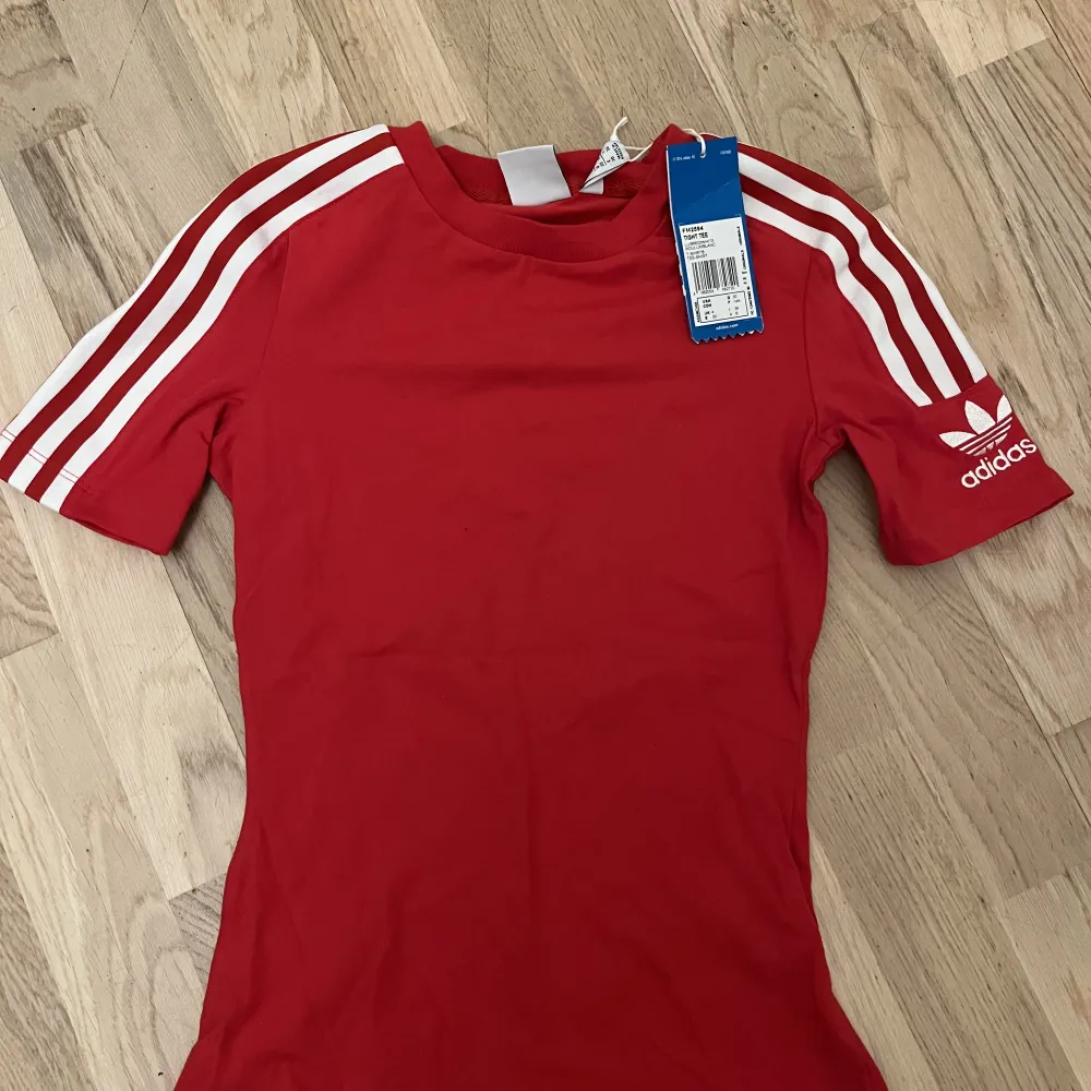 Helt ny Adidas tshirt. . T-shirts.