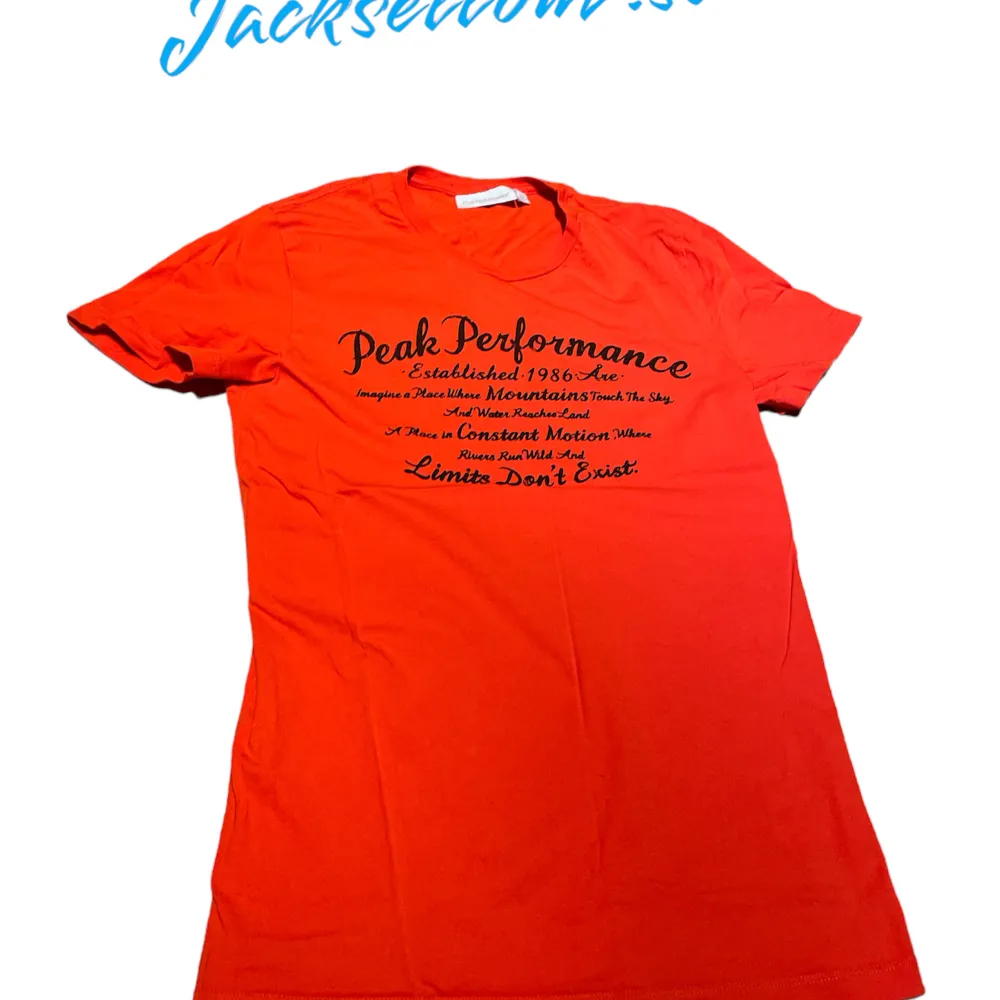 En skön t-shirt från peak pormance, använd fåtal gånger förut. Skick 8/10💯 Nypris ligger runt 499kr Mitt pris 149kr!🤩Hör av dig vid minsta fråga eller fundering 🤗. T-shirts.