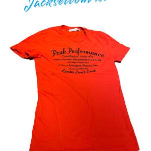 En skön t-shirt från peak pormance, använd fåtal gånger förut. Skick 8/10💯 Nypris ligger runt 499kr Mitt pris 149kr!🤩Hör av dig vid minsta fråga eller fundering 🤗