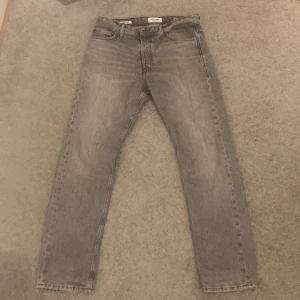 Trendiga jack and jones jeans - använda sparsamt i en månad, säljer pga lite för stora. nästan nyskick och inga defekter. modellen är loose/chris. hör av dig vid minsta lilla fundering!