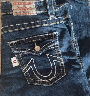 True religion  - Jätte fina true religion jeans Joey row seat. Superlow, straight, 36cm tvärsöver midjan. Oanvända. Säljer för de är tyvärr för små för mig. Skriv för fler bilder 