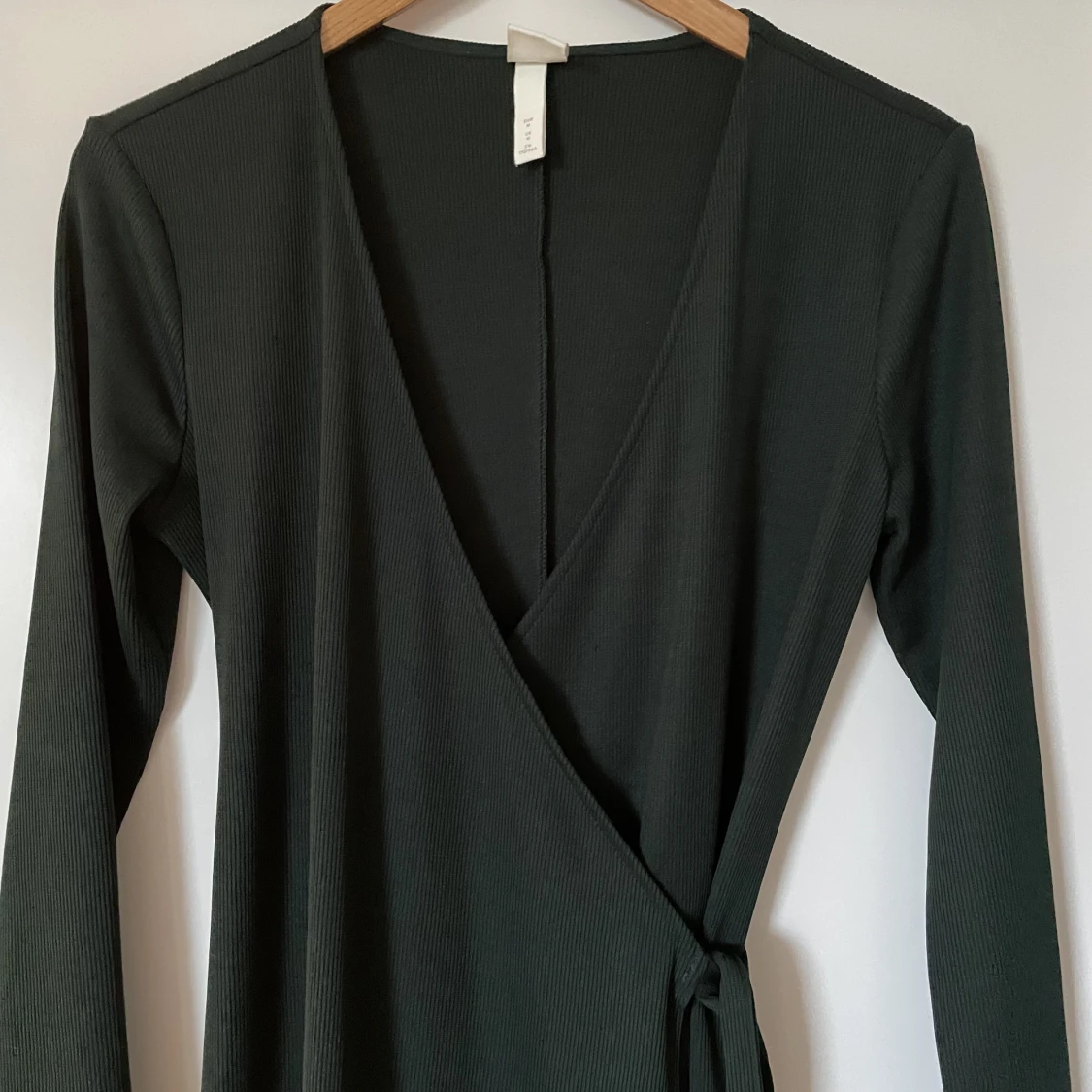 Omlottklänning med knytband - 1